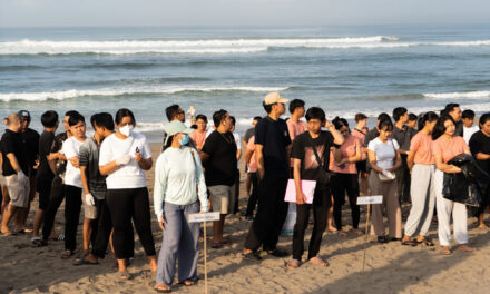 Beach Clean Up di Pantai Batu Bolong: Upaya Desa Adat Canggu dalam Pelestarian Lingkungan