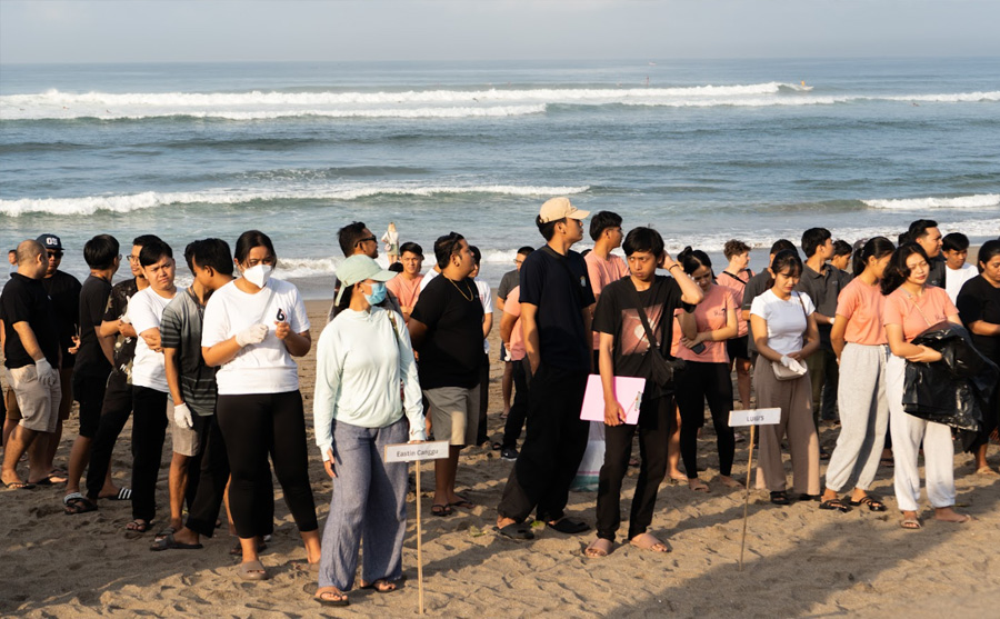 Beach Clean Up di Pantai Batu Bolong: Upaya Desa Adat Canggu dalam Pelestarian Lingkungan